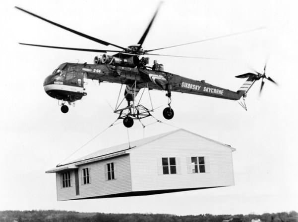 Sikorsky_Skycrane_carrying_house_bw